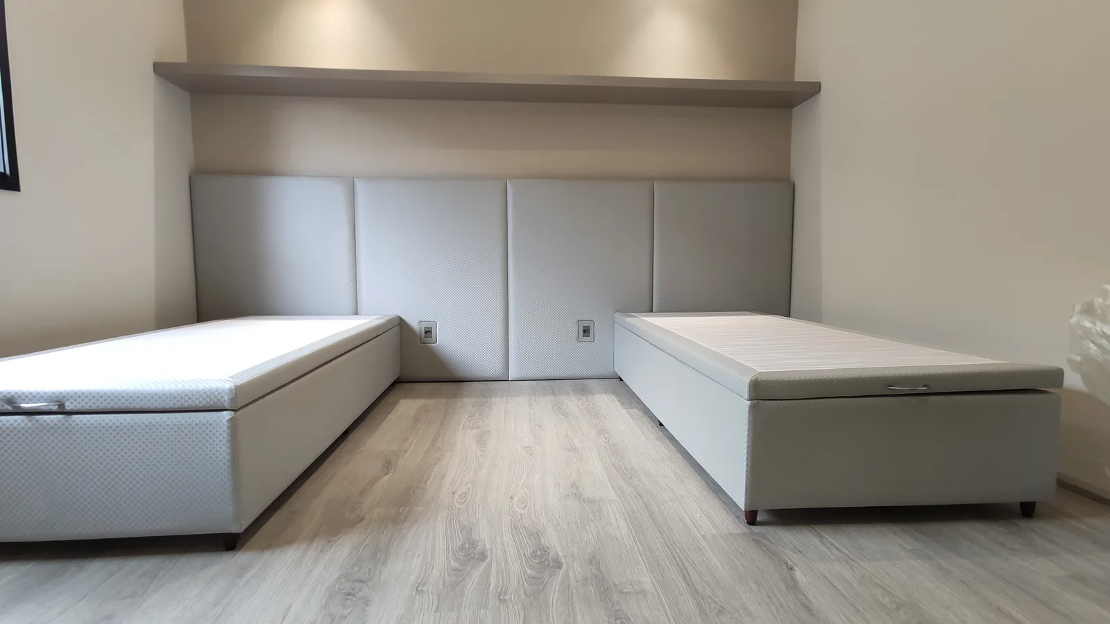 Cama estofada sob medida da Cabeçare 53