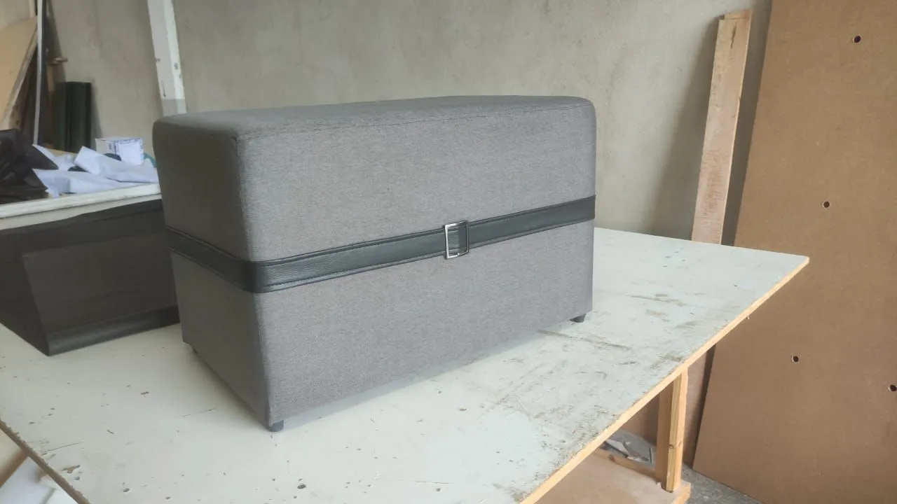 Puff baú de canaletas com alça de couro, feito à mão no ateliê