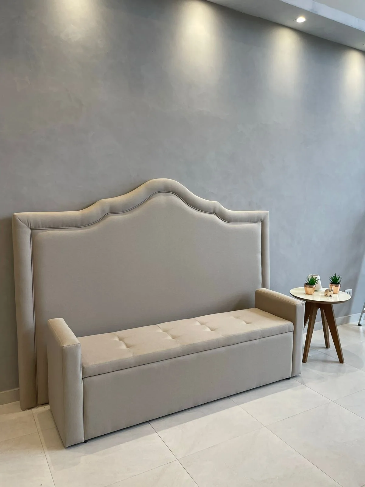 Recamier rosé com encosto de arcos verde-menta em veludo