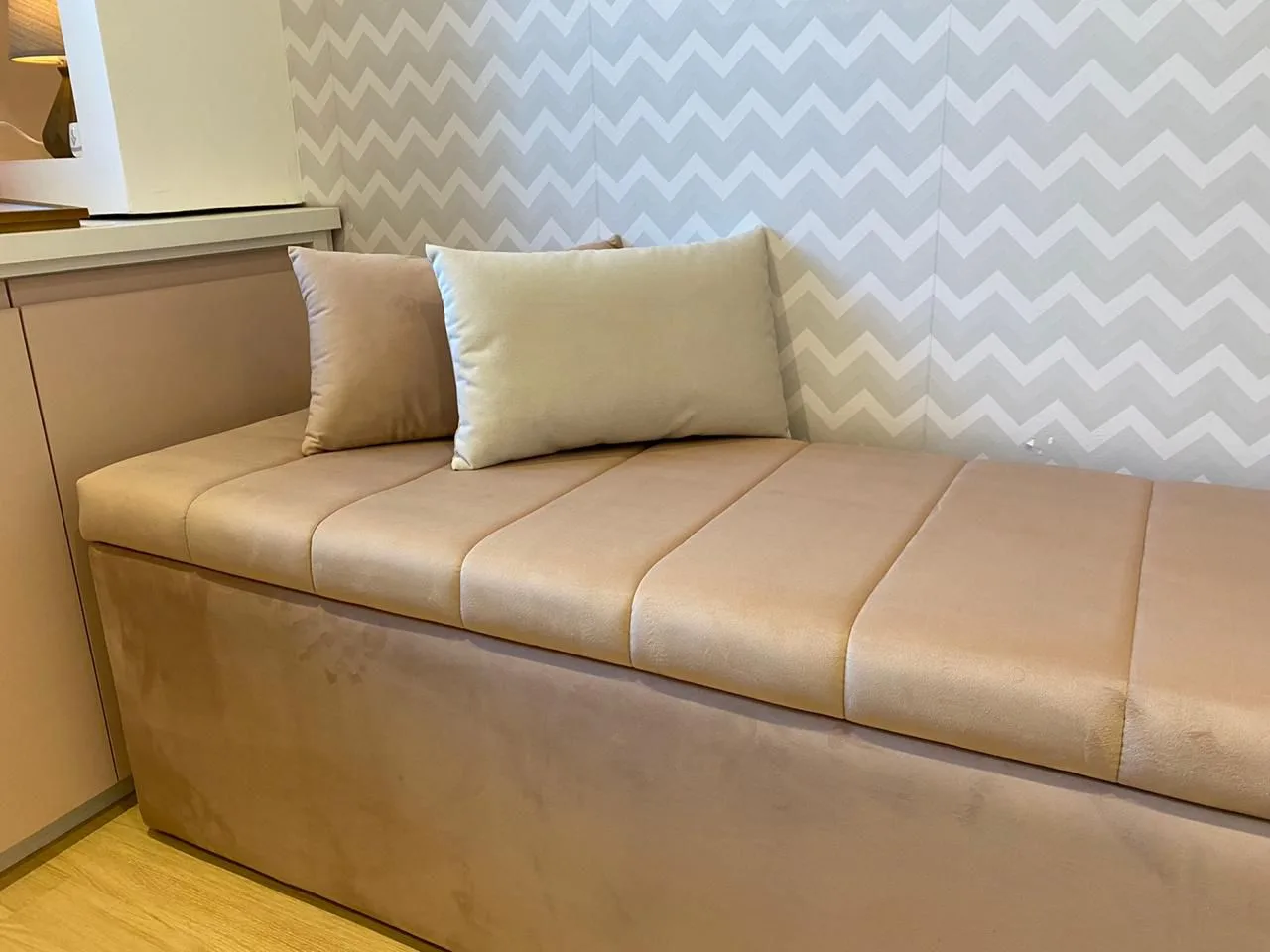 Recamier baú de canaletas rosé com almofadas no quarto da cliente
