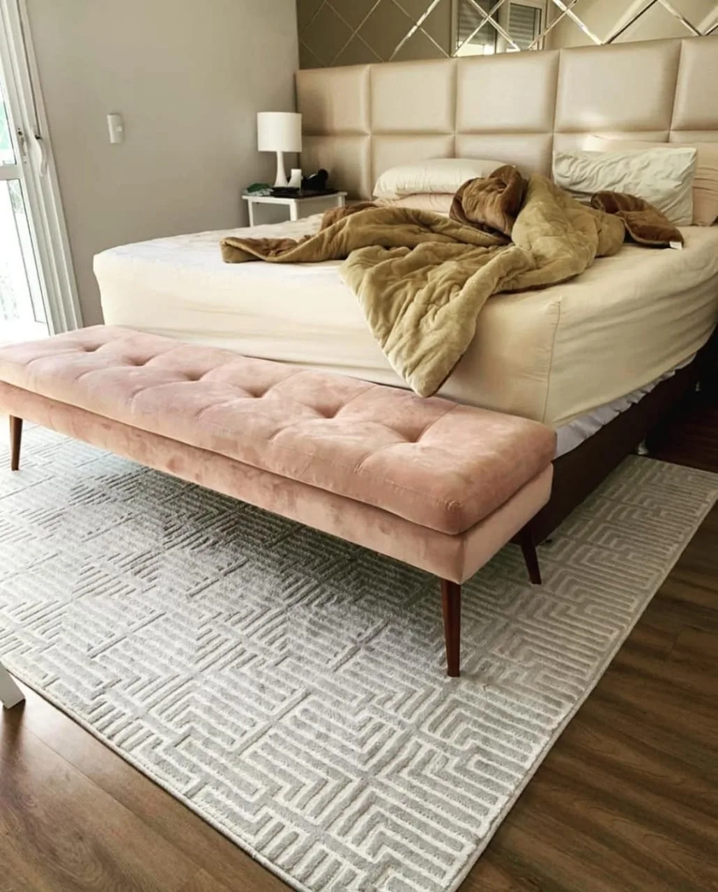 Recamier capitonê rosa com pés palito de madeira no quarto do cliente