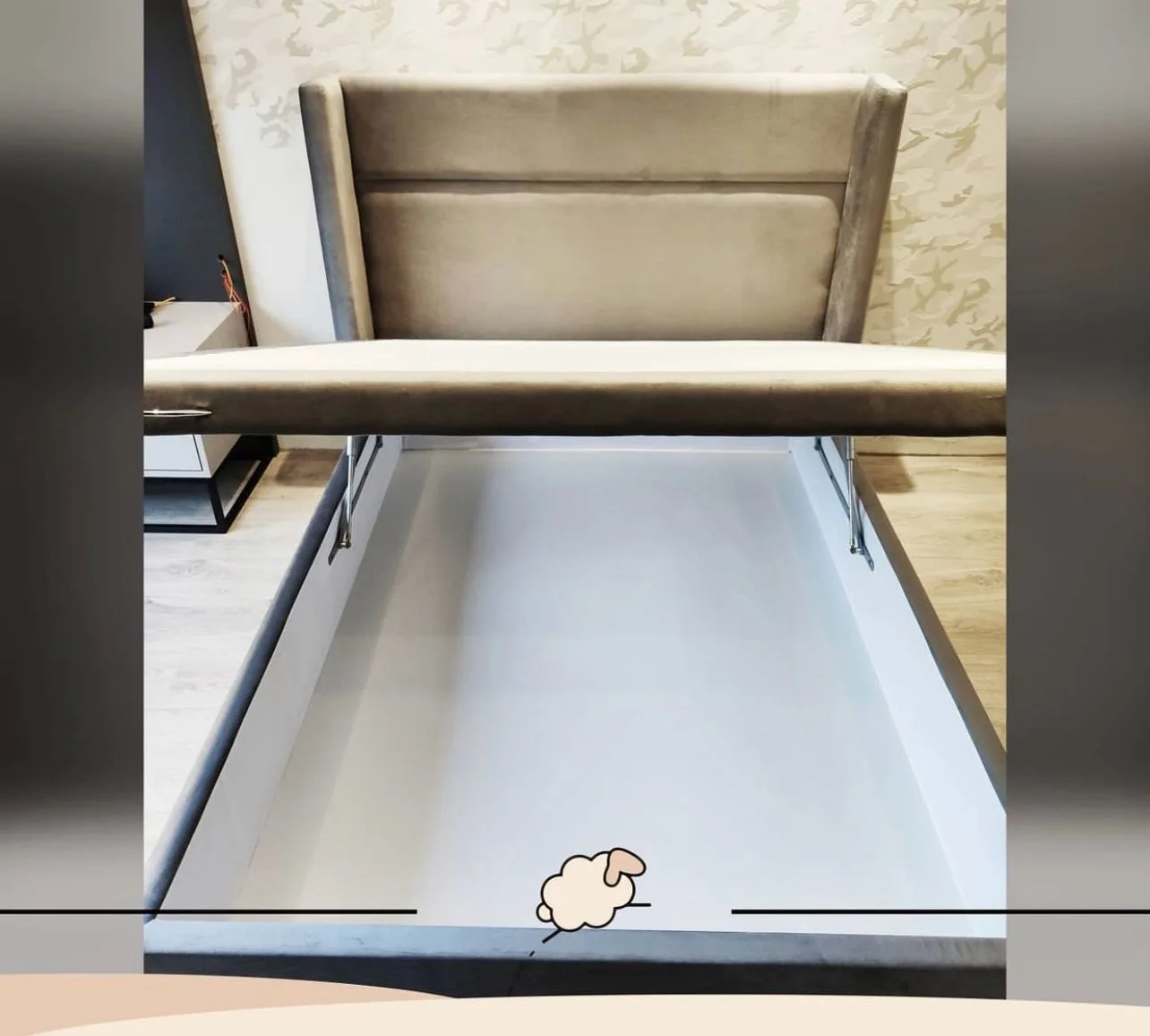 Cama baú com cabeceira de abas aberta mostrando o compartimento interno